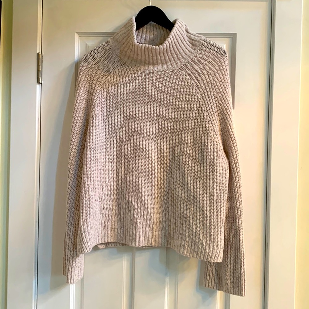 Nordstrom BP brand cable knit sweater size medium. Beige
